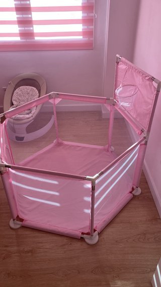Parque infantil rosa con canasta