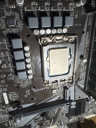 Placa Base Gigabyte + 16GB RAM + Intel i5 13500t