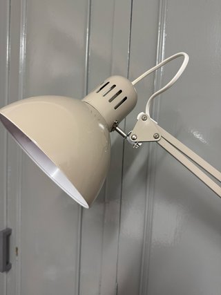 Lámpara de escritorio articulada beige