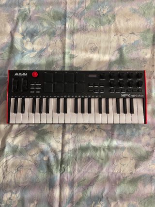 AKAI MPK mini plus + Pack instrumentos virtuales
