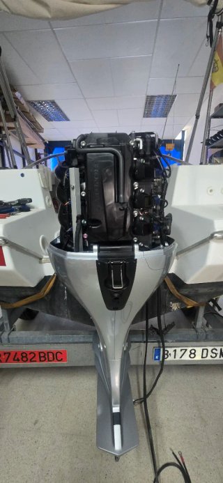 Barco blanco con remolque