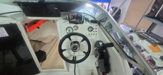 Barco blanco con remolque
