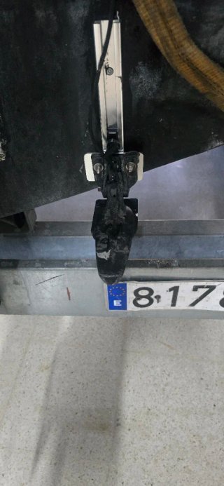 Barco blanco con remolque