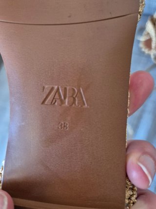 Sandalias Zara doradas atadas al tobillo