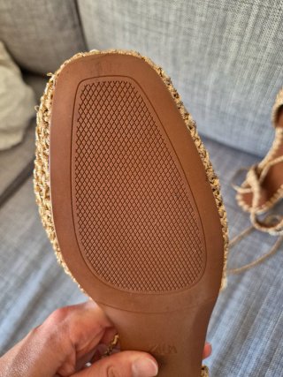 Sandalias Zara doradas atadas al tobillo