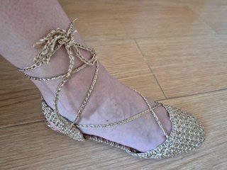 Sandalias Zara doradas atadas al tobillo