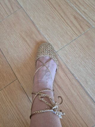 Sandalias Zara doradas atadas al tobillo