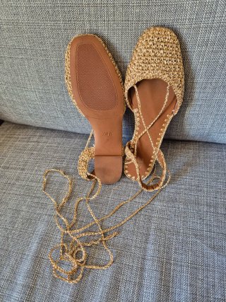 Sandalias Zara doradas atadas al tobillo