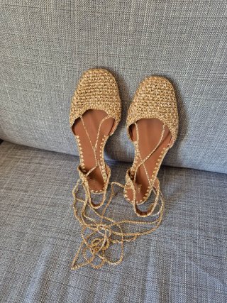 Sandalias Zara doradas atadas al tobillo