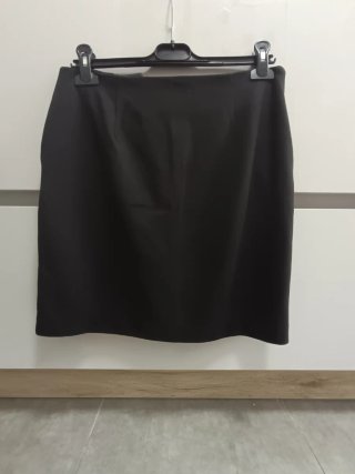 Falda negra con cremallera dorada