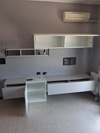 Mobile da soggiorno bianco e grigio