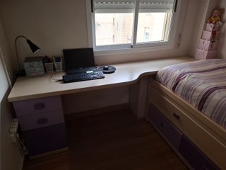 Habitación juvenil: Cama nido, escritorio