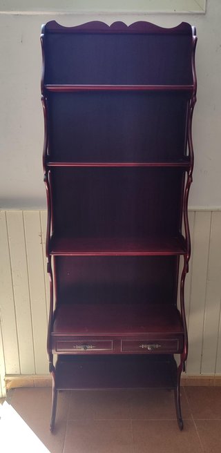 Estantería de madera con cajones