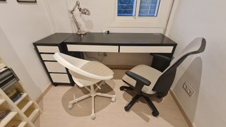 Escritorio con cajonera y 2 sillas