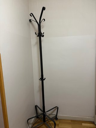 Elegante perchero de metal negro