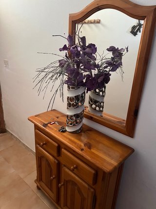 Mueble recibidor de madera con espejo