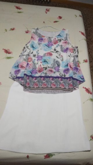 Blusa estampada + falda fluida blanca T/40