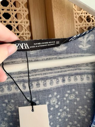 Blusa Zara azul y blanca estampada