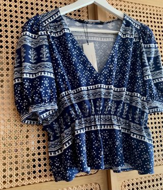 Blusa Zara azul y blanca estampada