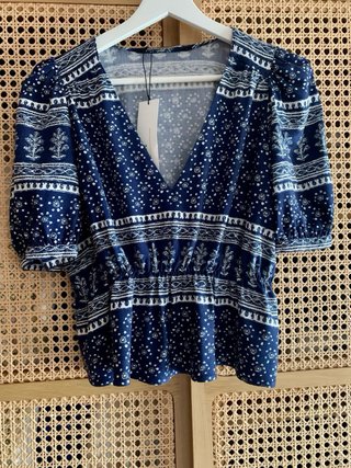 Blusa Zara azul y blanca estampada