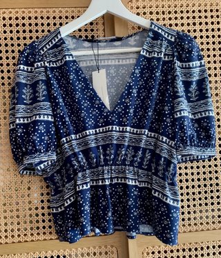 Blusa Zara azul y blanca estampada