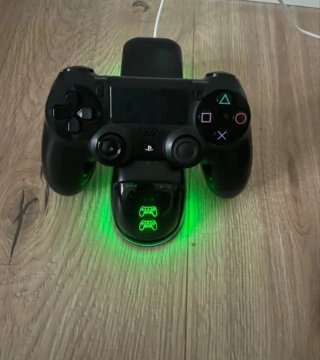 Lote 3 juegos ps4 más cargador de mandos