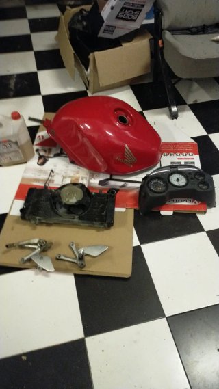 Depósito, radiador, relojes y estriberas VFR800
