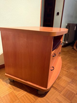 Mueble auxiliar y TV con ruedas.  Barrio Lucero