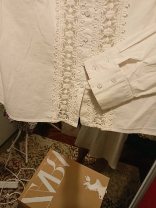 Blusa blanca con detalles de encaje