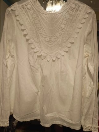 Blusa blanca con detalles de encaje