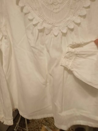 Blusa blanca con detalles de encaje