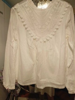 Blusa blanca con detalles de encaje