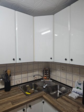 Cocina completa en "L" blanca brillo.