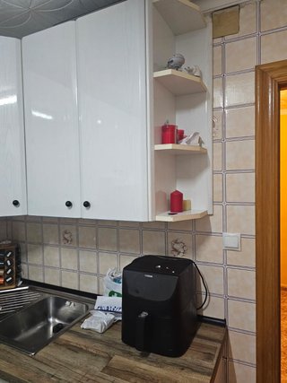 Cocina completa en "L" blanca brillo.