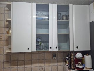 Cocina completa en "L" blanca brillo.
