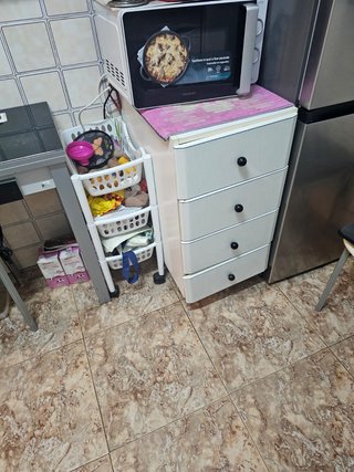 Cocina completa en "L" blanca brillo.