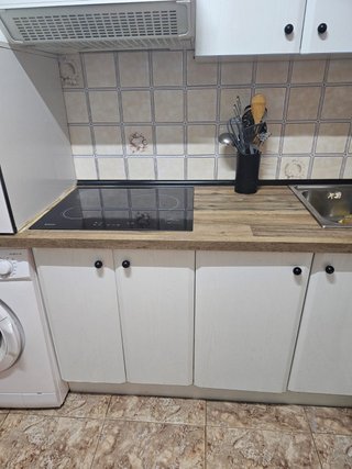 Cocina completa en "L" blanca brillo.