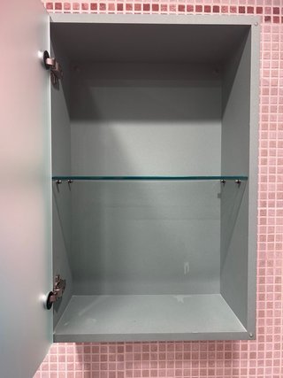 Conjunto de baño moderno en verde con espejo