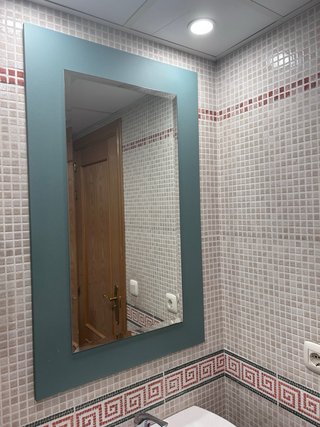Conjunto de baño moderno en verde con espejo