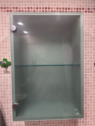 Conjunto de baño moderno en verde con espejo