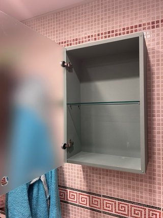 Conjunto de baño moderno en verde con espejo