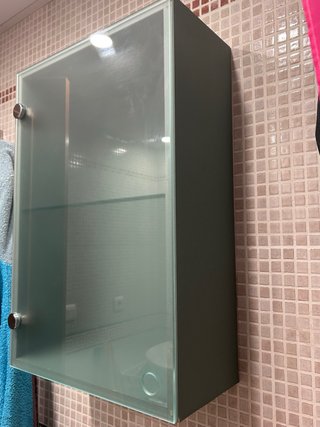 Conjunto de baño moderno en verde con espejo