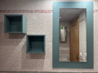 Conjunto de baño moderno en verde con espejo