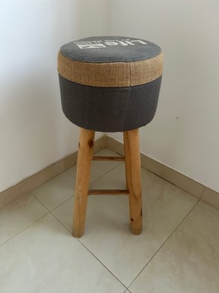 Taburete de tela y madera