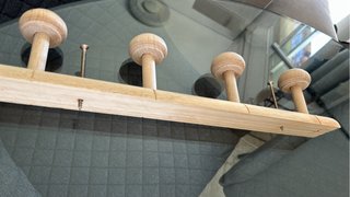 Colgador de madera con 4 pomos