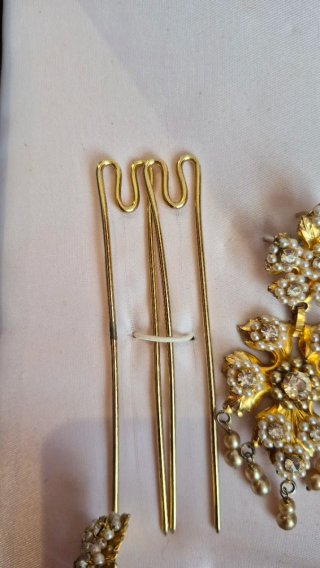 Aderezo fallero dorado con perlas y pedrería.