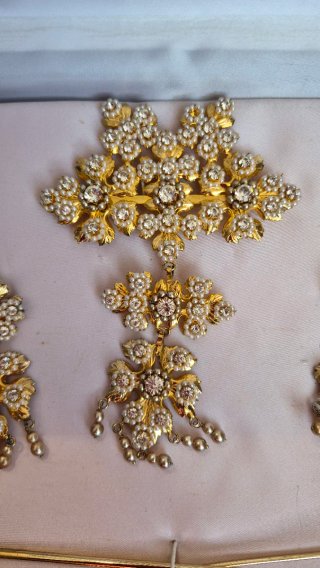 Aderezo fallero dorado con perlas y pedrería.