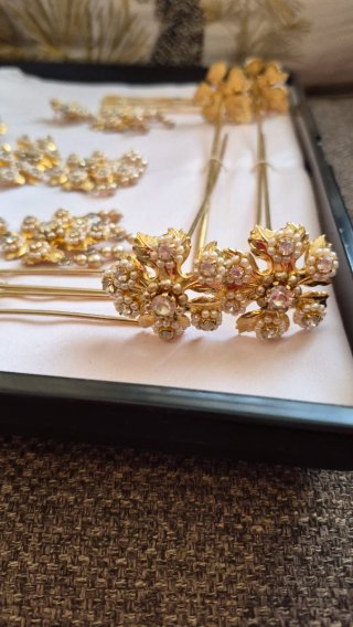 Aderezo fallero dorado con perlas y pedrería.
