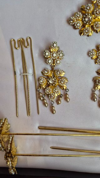 Aderezo fallero dorado con perlas y pedrería.