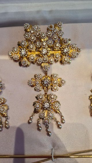 Aderezo fallero dorado con perlas y pedrería.